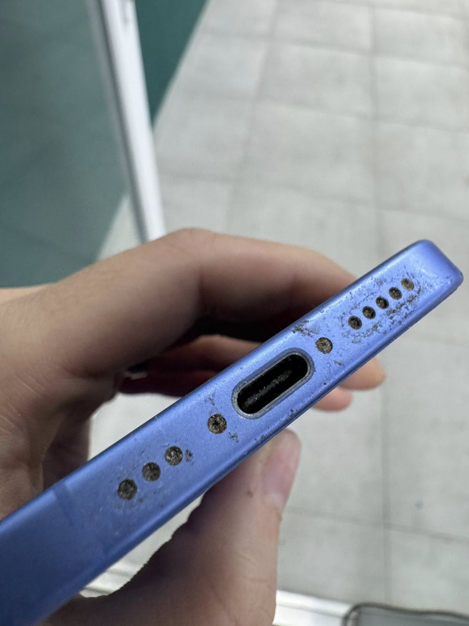 Telefonul nu se mai încarcă corect? Cauze frecvente și soluții la service în Timișoara